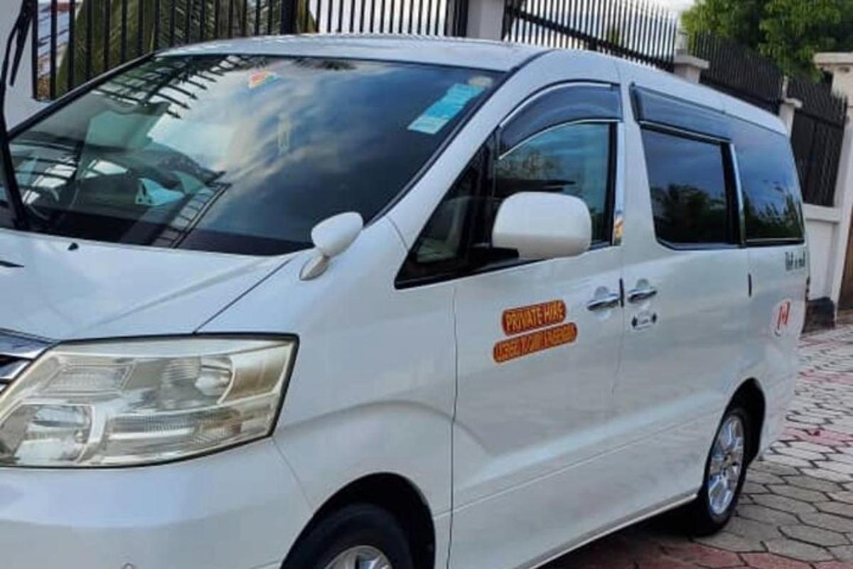 sebuah van putih diletakkan di sebatang jalan