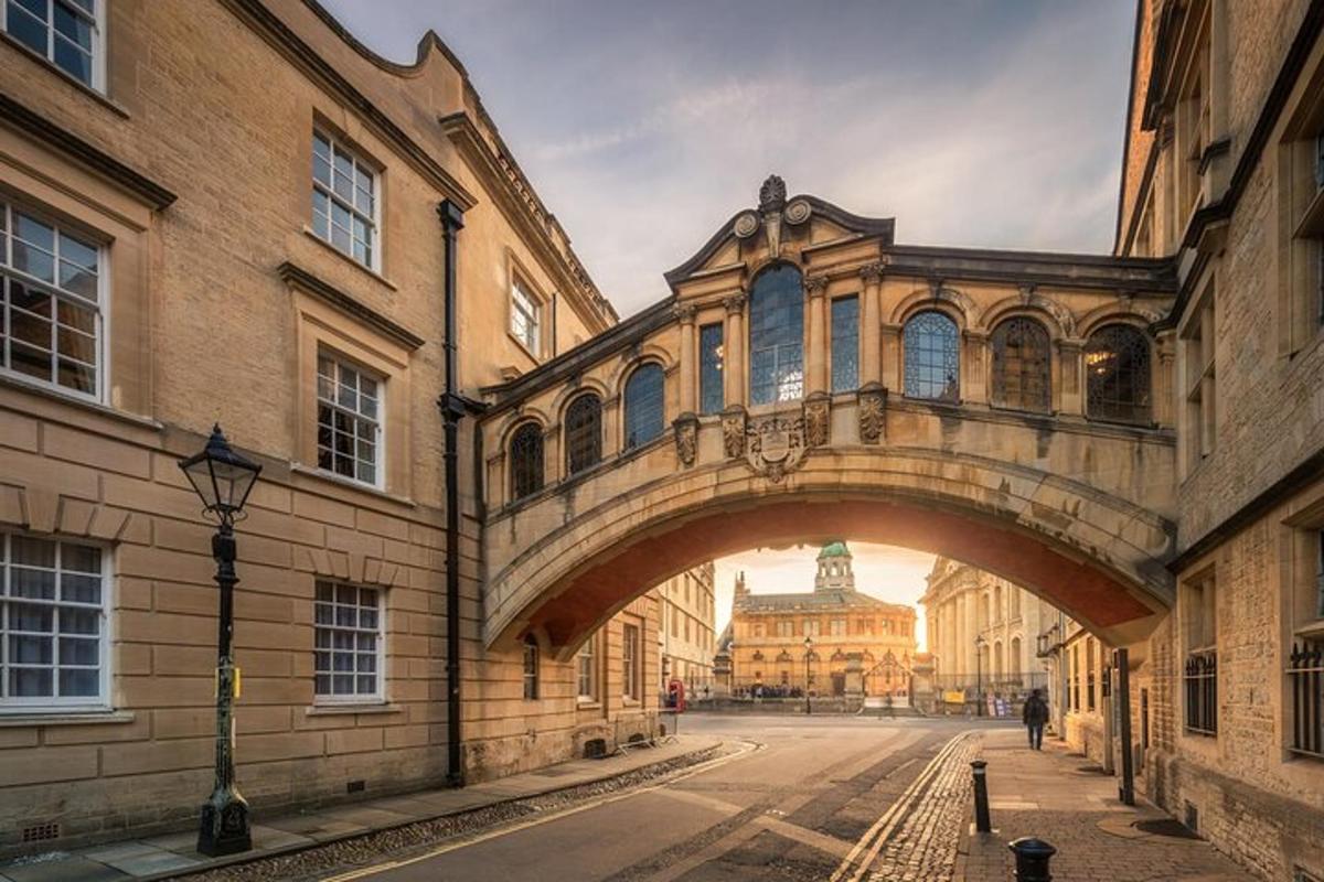 uma ponte sobre uma rua em uma cidade com um edifício