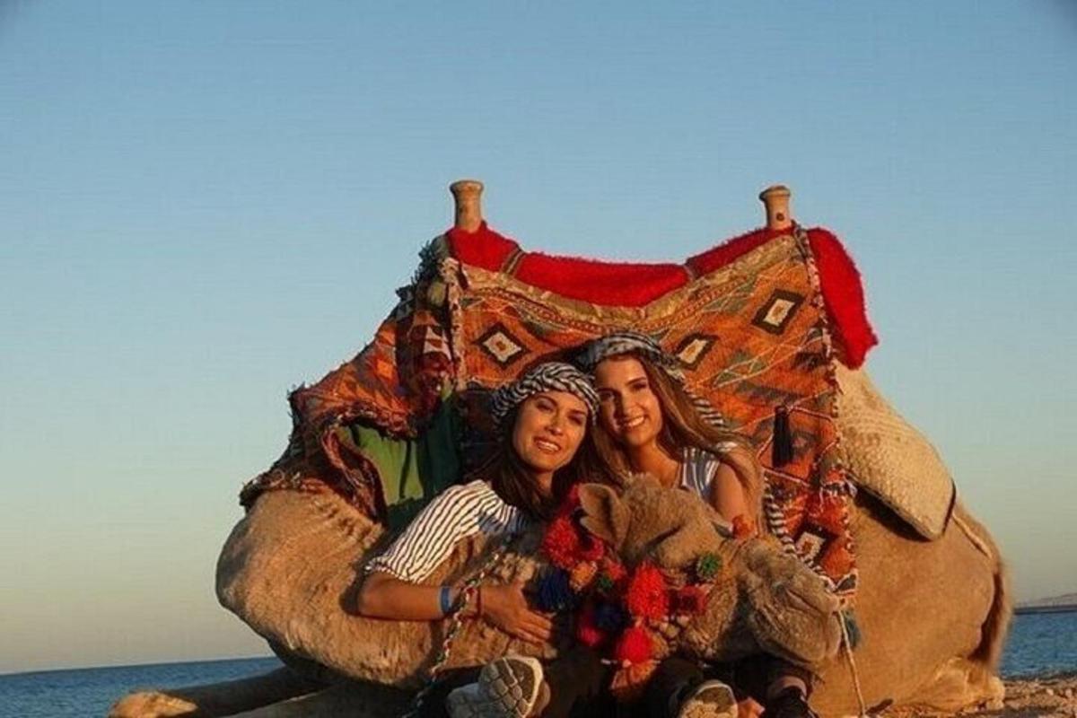 duas mulheres estão sentadas em um travesseiro de elefante
