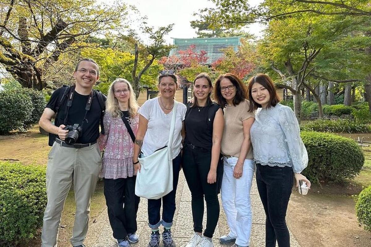 un grup de persones posant per a una foto en un parc