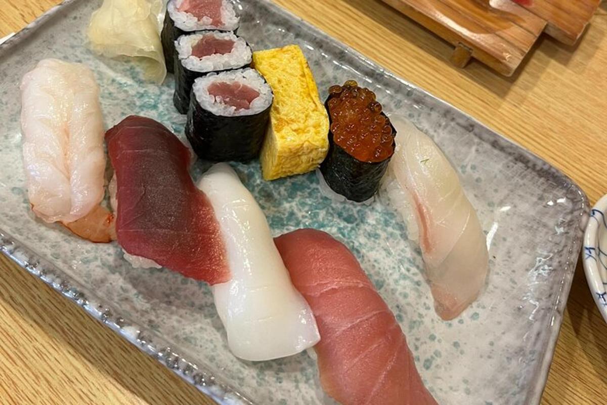talíř se sushi a dalšími jídly na stole