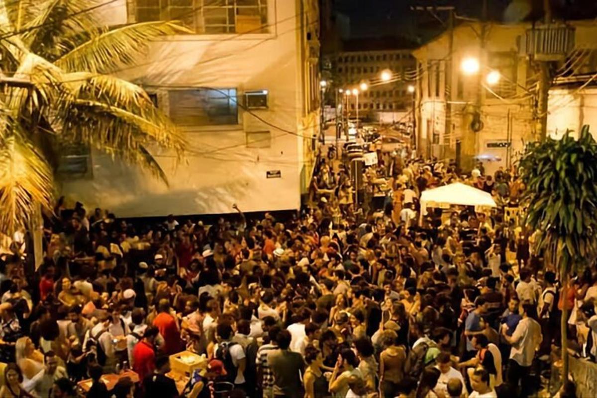 una grande folla di persone che camminano lungo una strada di notte