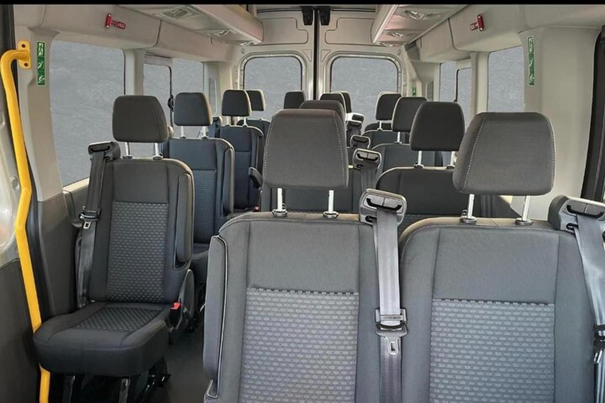 o vedere a interiorului unui autobuz gol