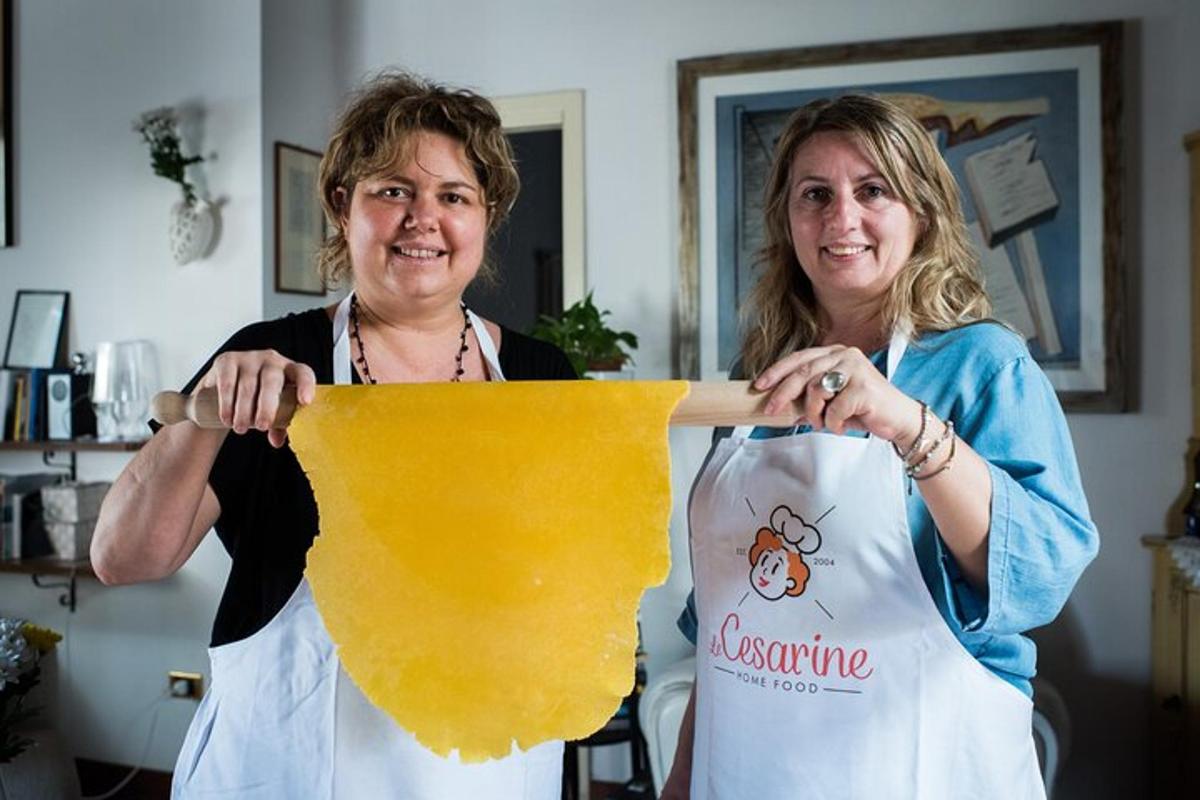 due donne tengono in mano un pezzo di cibo