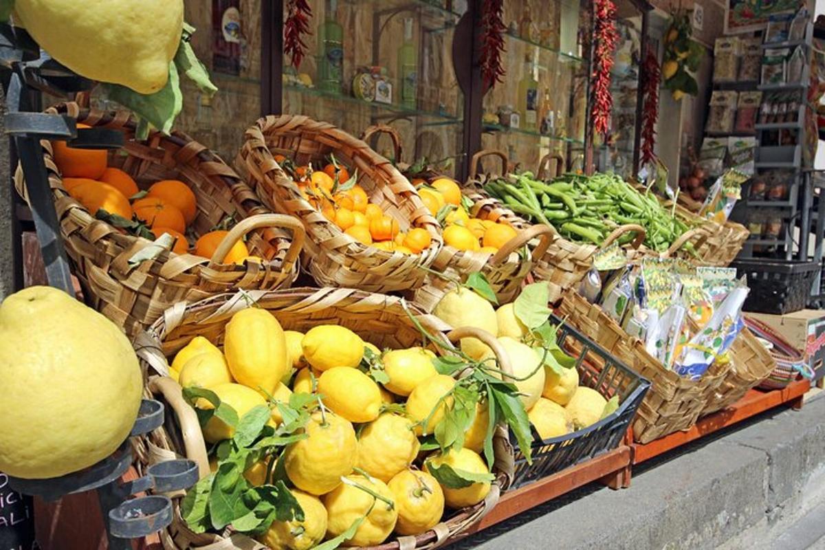излагане на кошници с плодове и зеленчуци в магазин