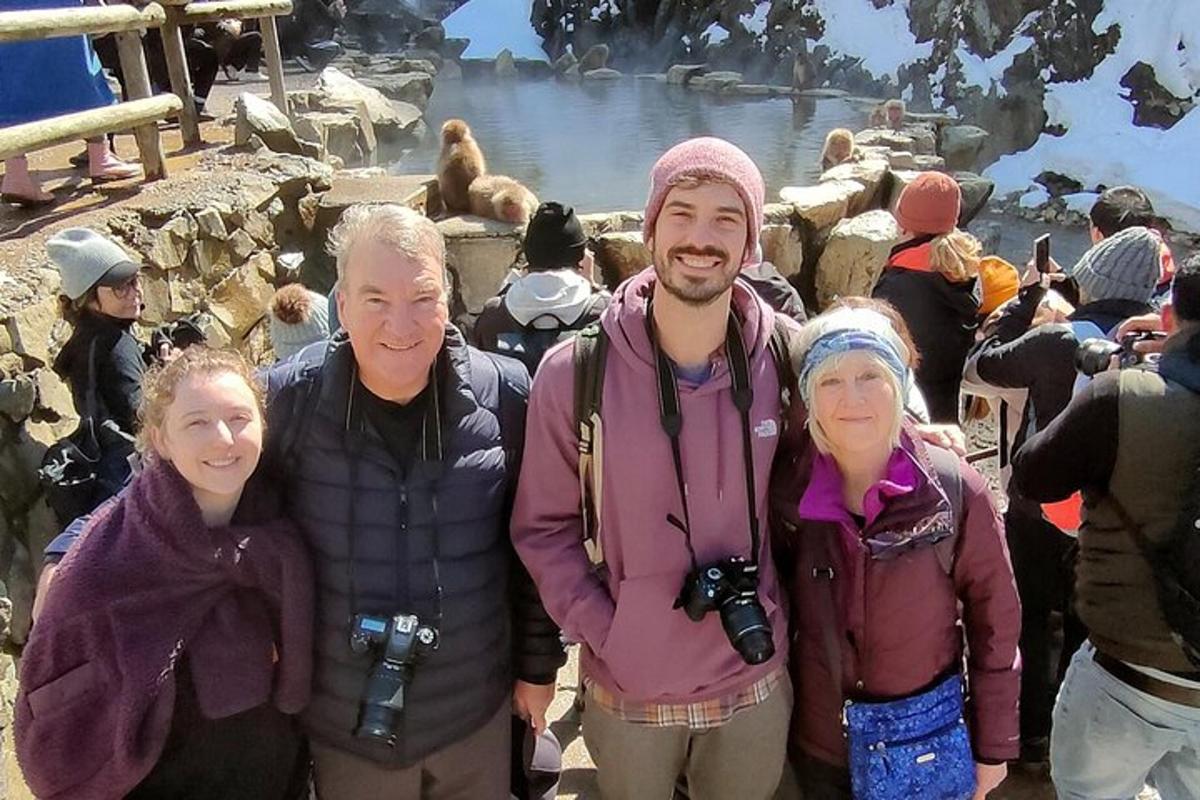 skupina lidí stojící před zoologickou zahradou