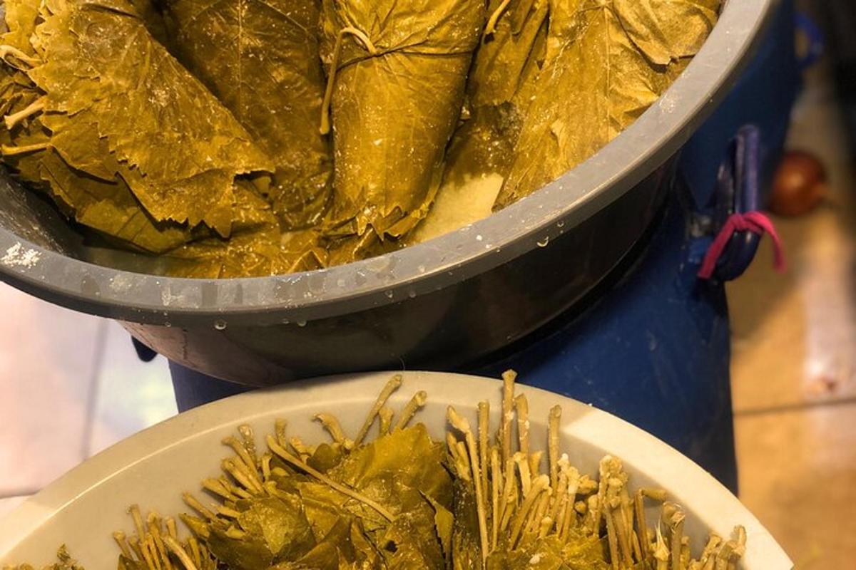 kultafoliolla täytetty metallinen pannu ruokakulhon vieressä