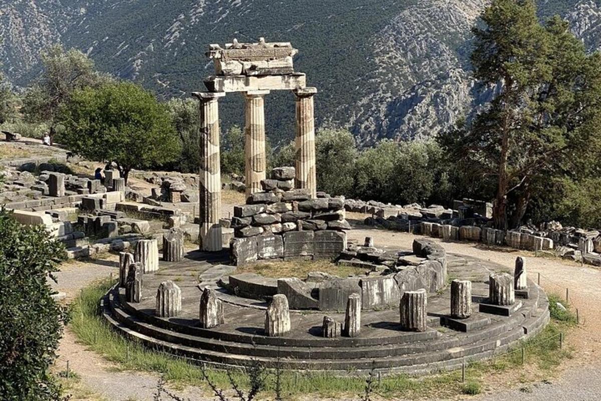 un cimitero con un monumento di fronte a una montagna
