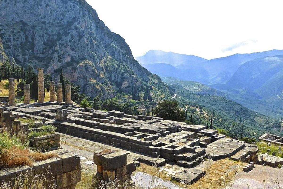 un antico edificio sul fianco di una montagna