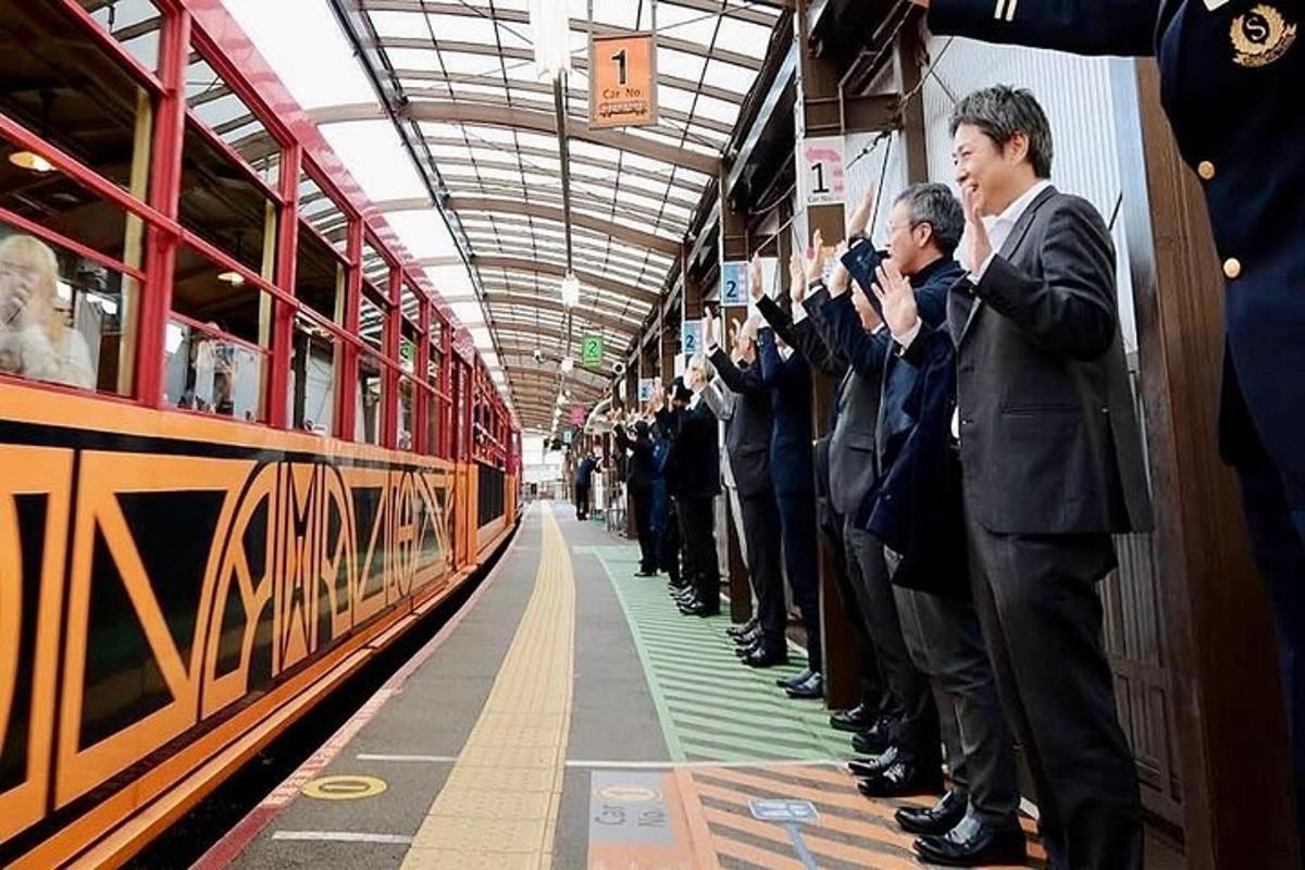 un grup de persones fent fotos d'un tren