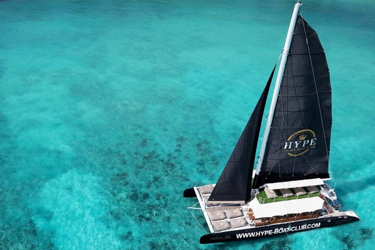 una piccola barca a vela che galleggia nell'acqua