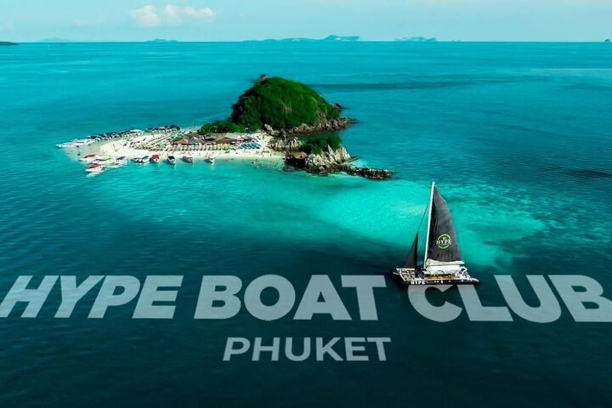 una piccola isola con una barca a vela in acqua