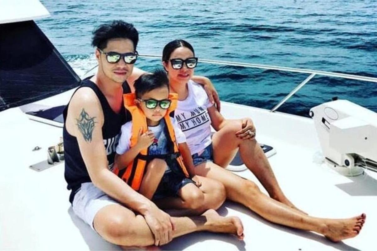 una familia sentada en un barco en el agua