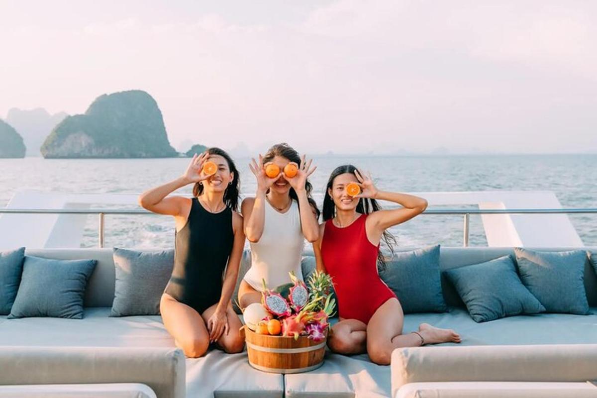 Tres mujeres sentadas en un sofá en un barco