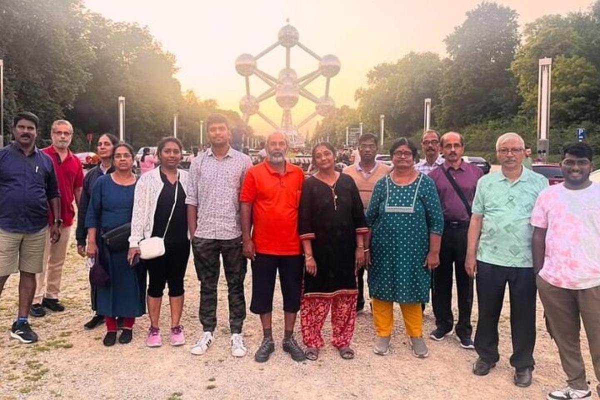 un gruppo di persone in piedi davanti a un monumento
