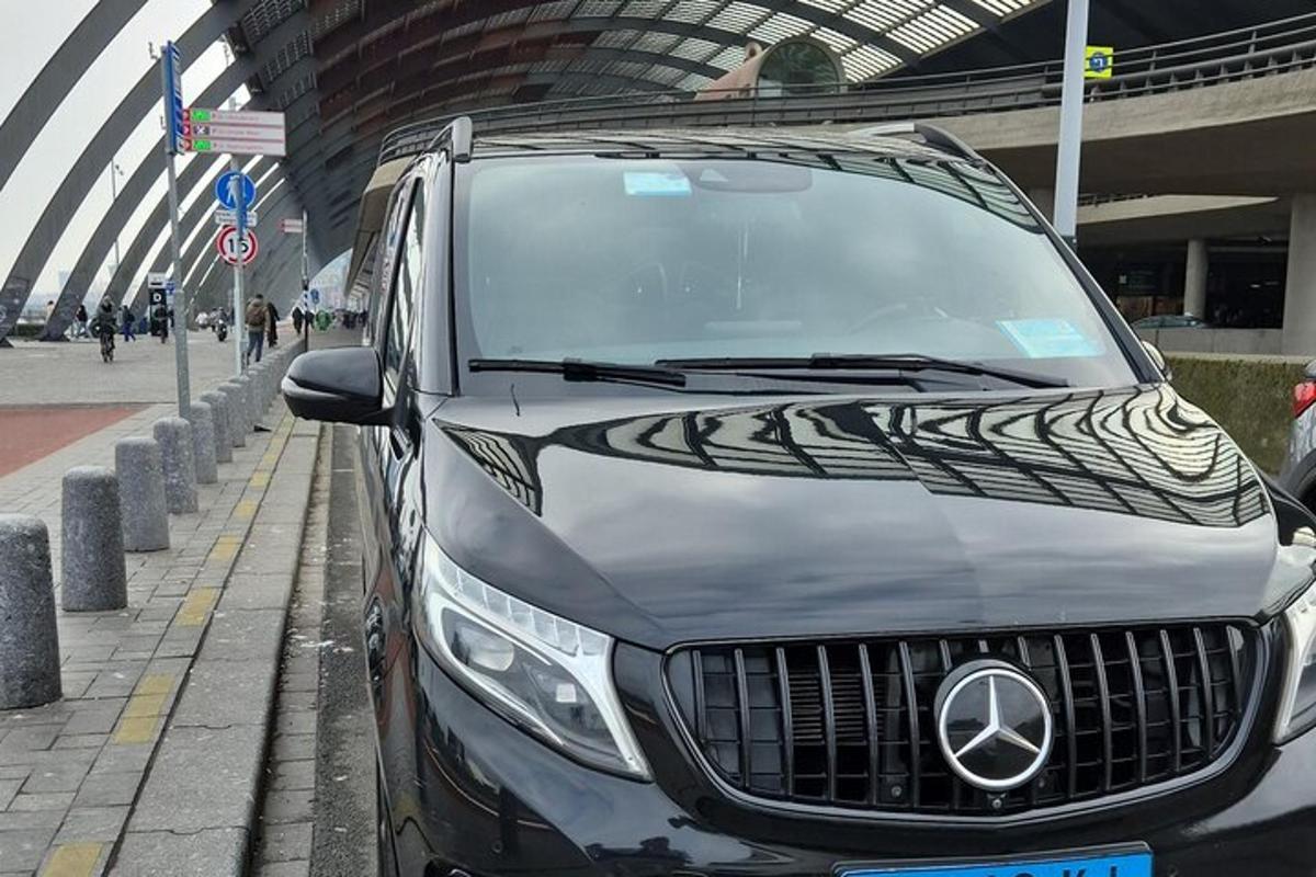 una limousine nera parcheggiata sul ciglio di una strada