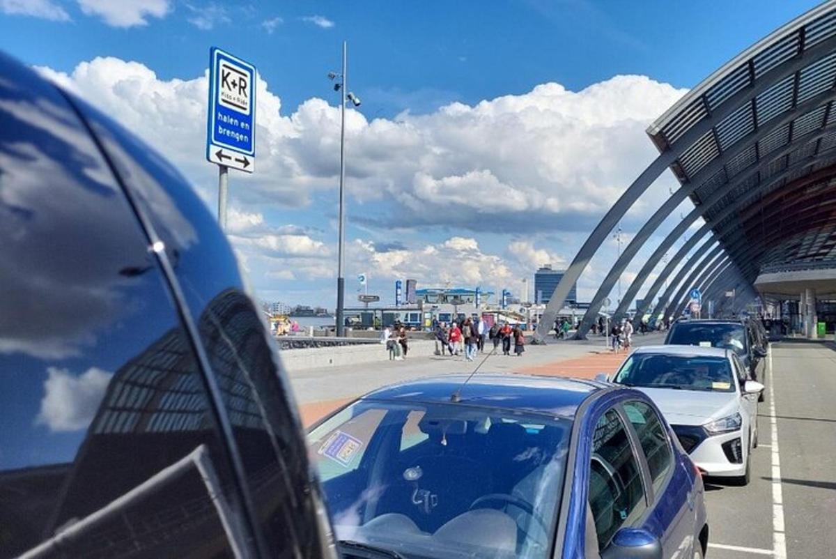 un gruppo di auto parcheggiate su un ponte