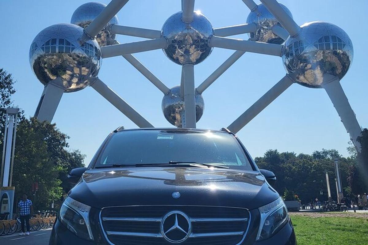 un'auto parcheggiata davanti a una struttura metallica