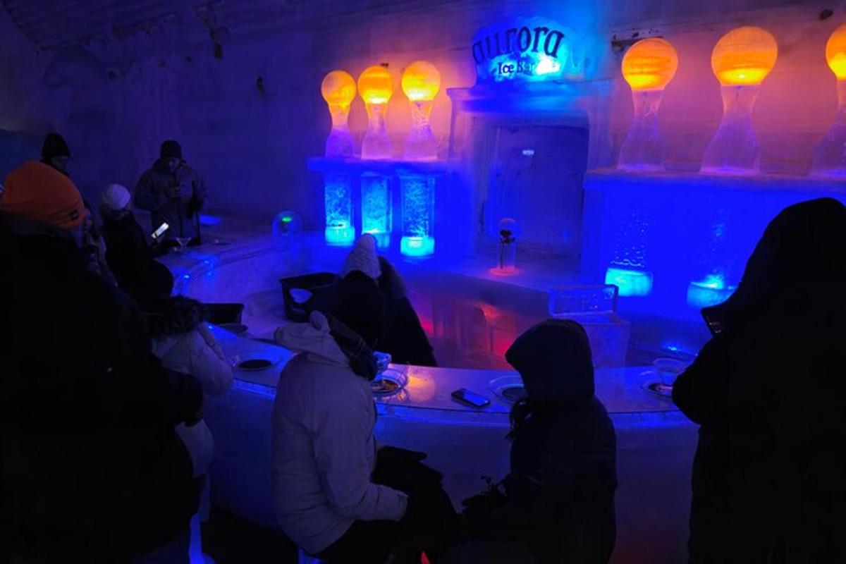 um grupo de pessoas sentadas em uma sala com luzes