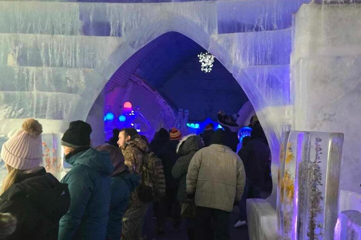 egy csoport ember sétál egy alagúton keresztül egy jégbarlangban