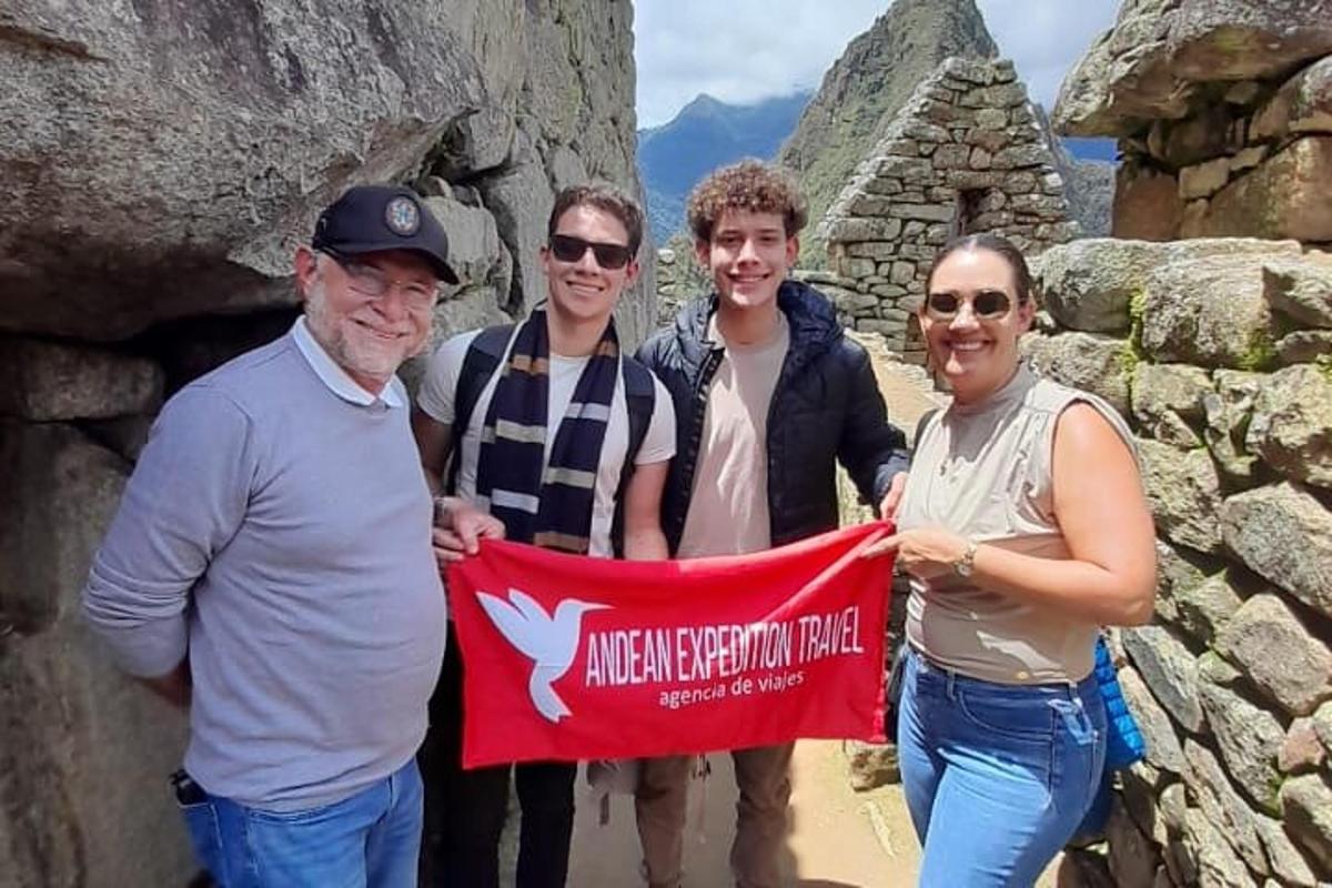 Un grupo de personas posando para una foto sosteniendo una bandera.
