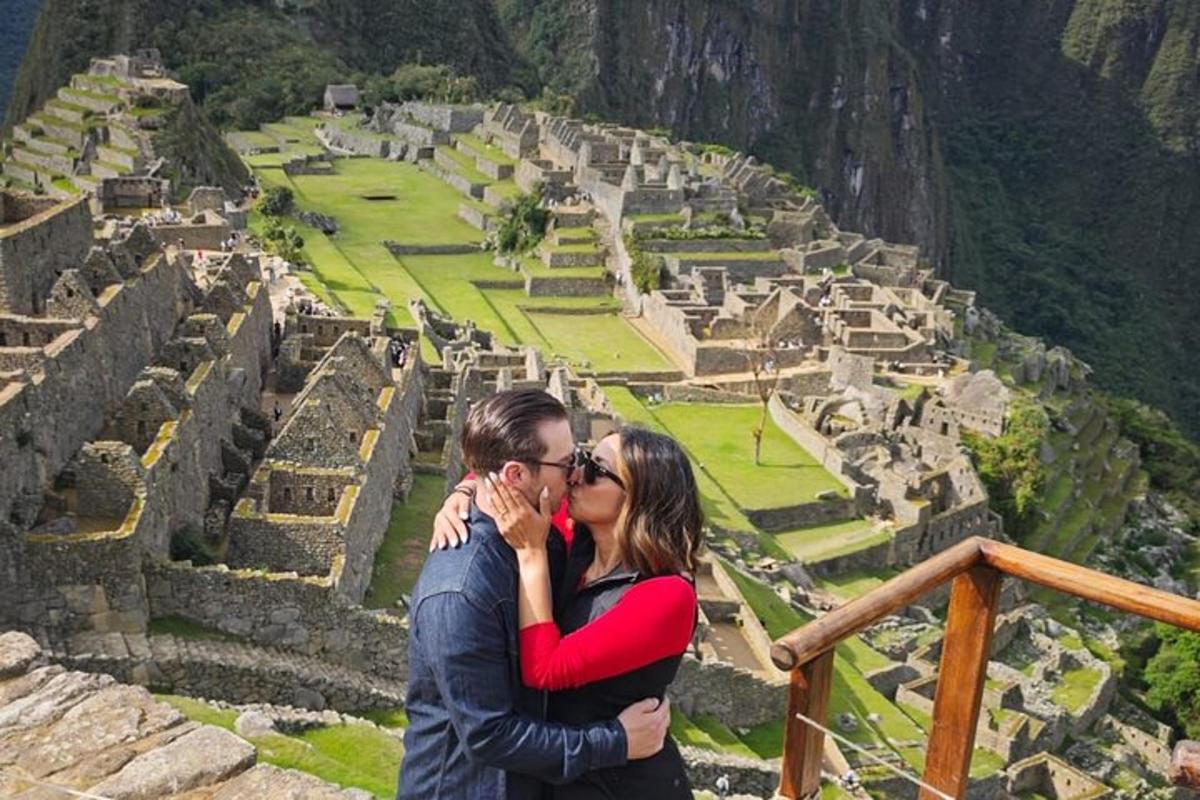 Un hombre y una mujer de pie frente a una vista de las ruinas.