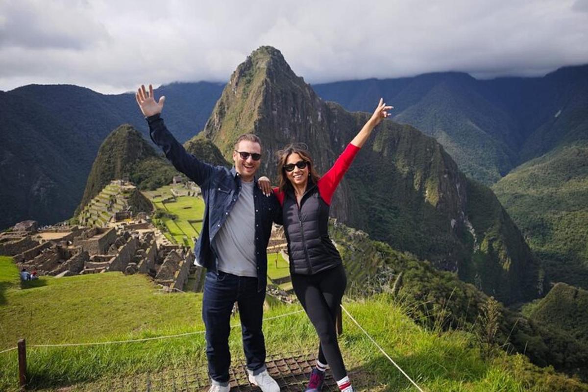 Un hombre y una mujer de pie en la cima de una montaña