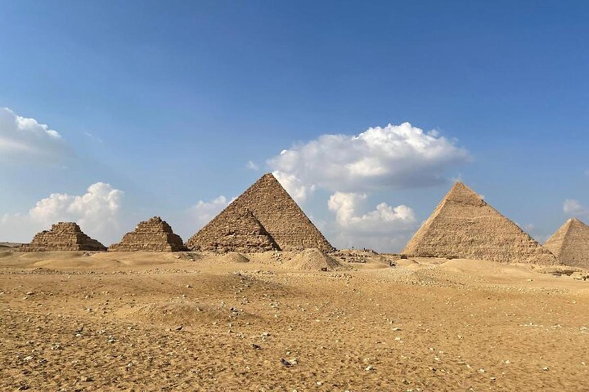 eine Gruppe von Pyramiden in der Wüste unter blauem Himmel