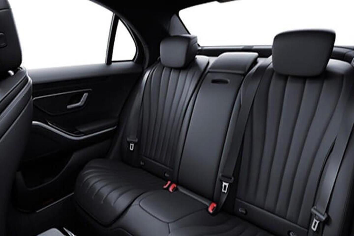 ein Blick auf den Rücksitz eines Autos