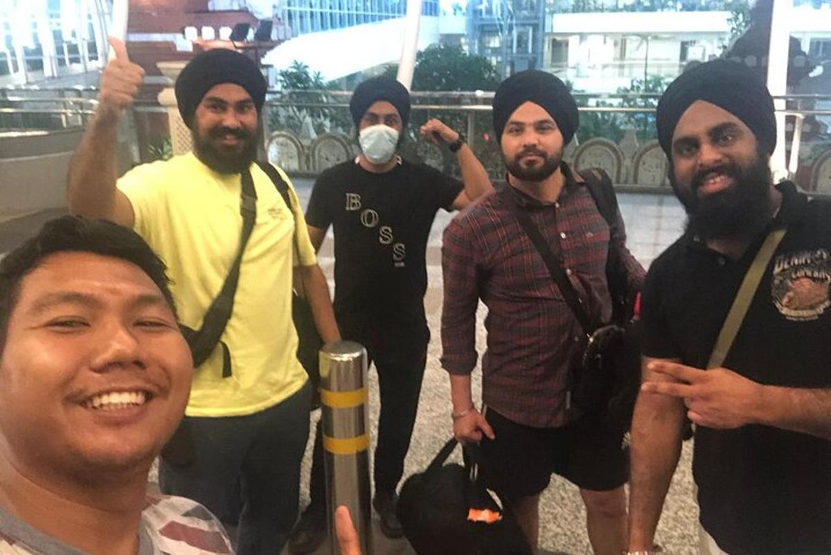 un gruppo di uomini in posa per una foto