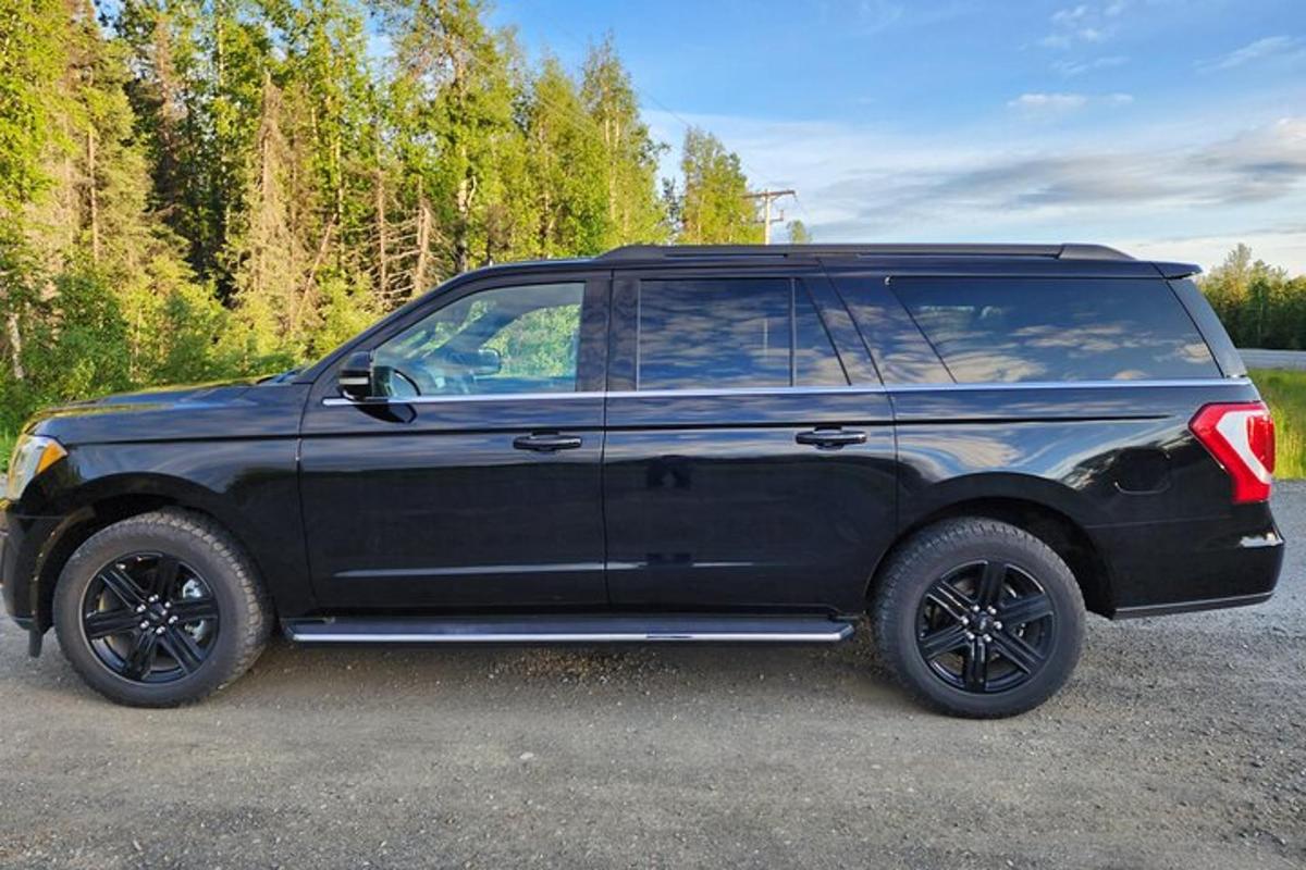 un SUV nero parcheggiato in un parcheggio