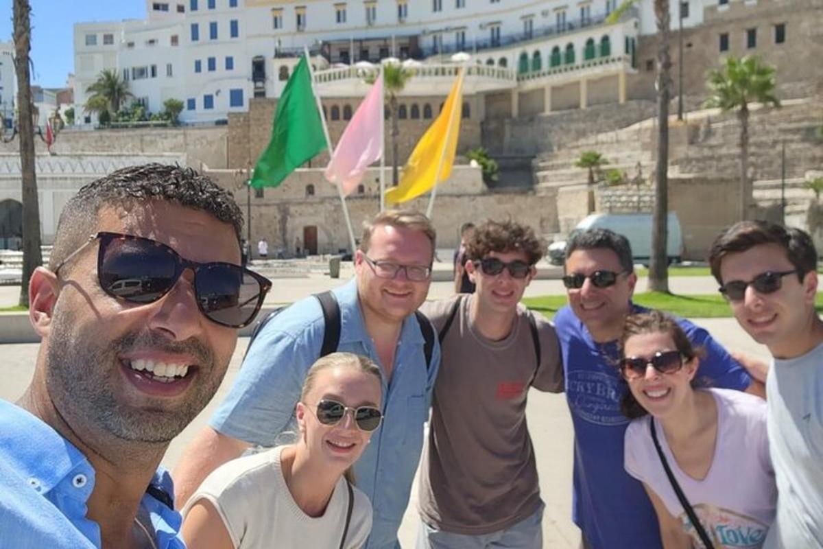 група људи позира за фотографију
