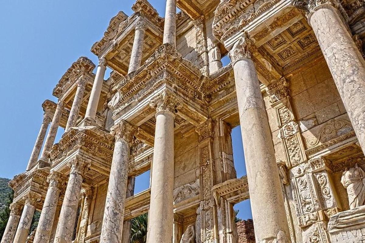 un edifici amb columnes i pintures a la façana