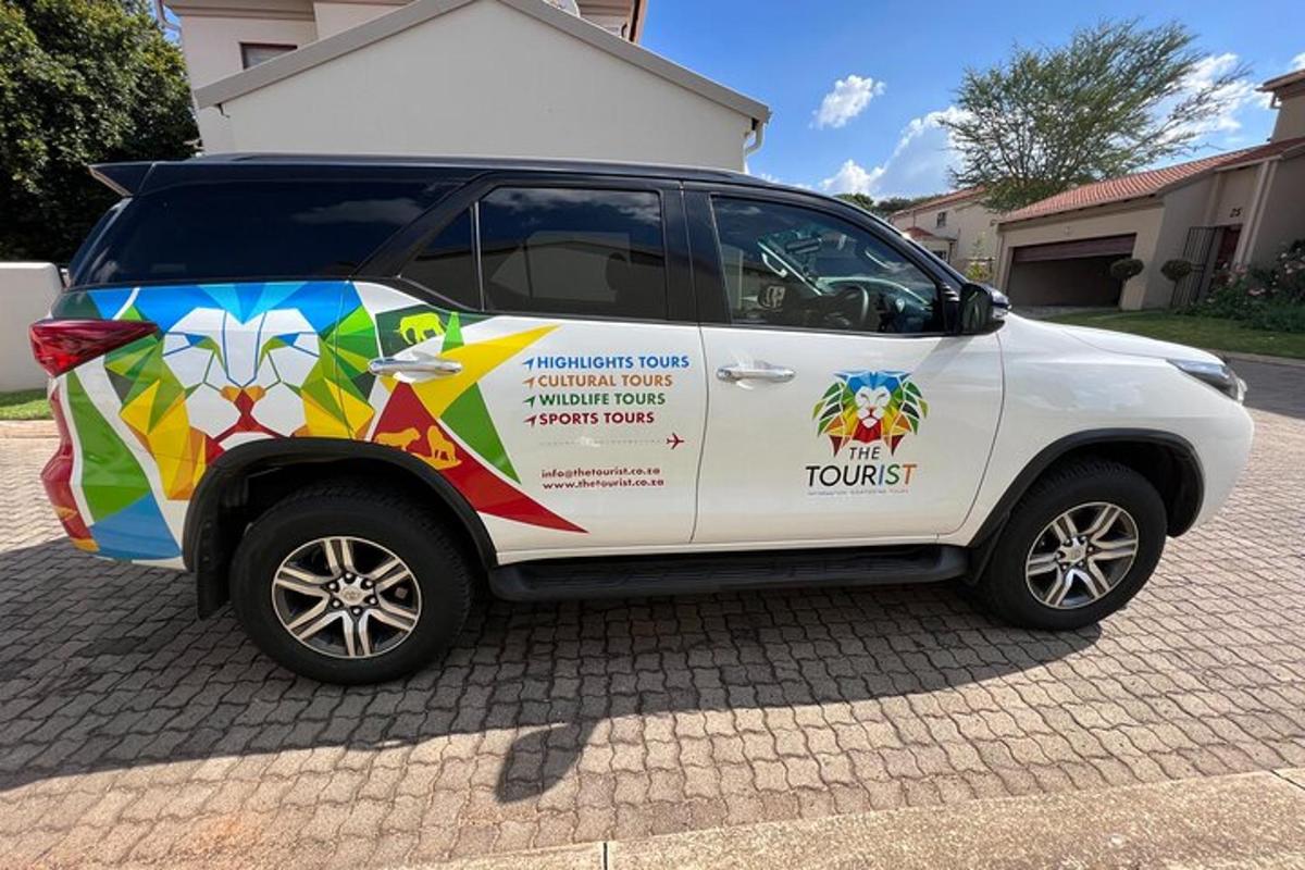 um carro branco com uma película colorida