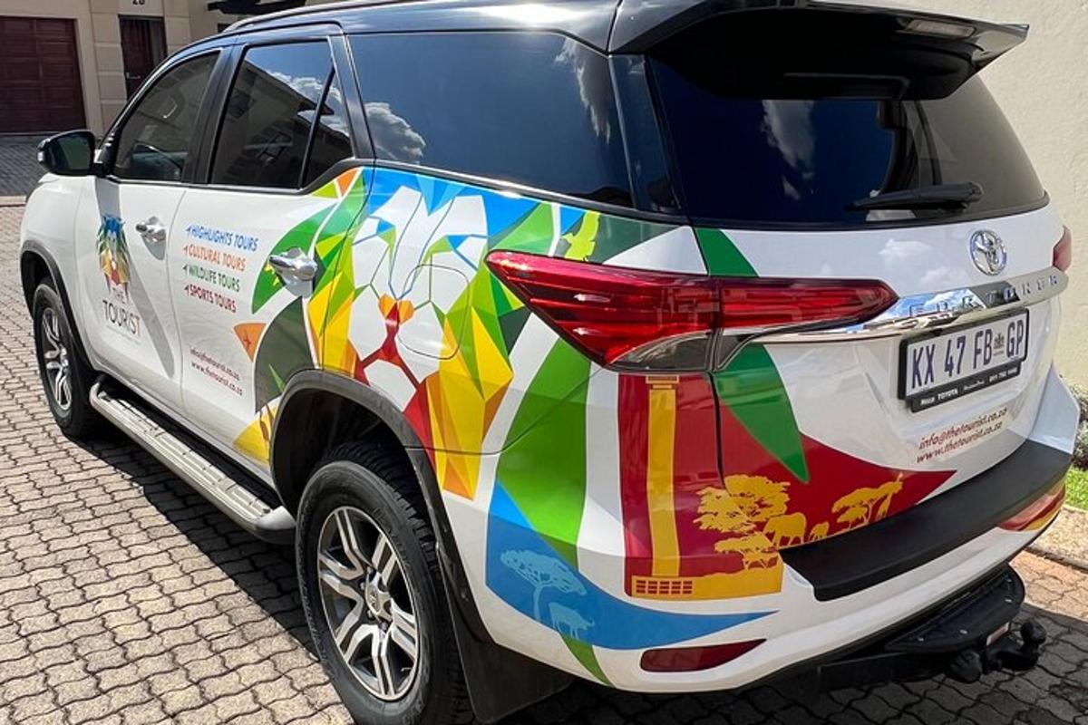 um carro com um envoltório colorido na traseira