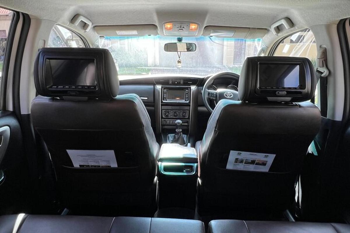 dois assentos na parte de trás de um carro