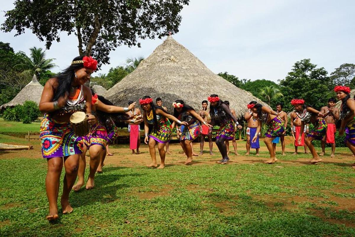 skupina lidí tančících před pyramidou