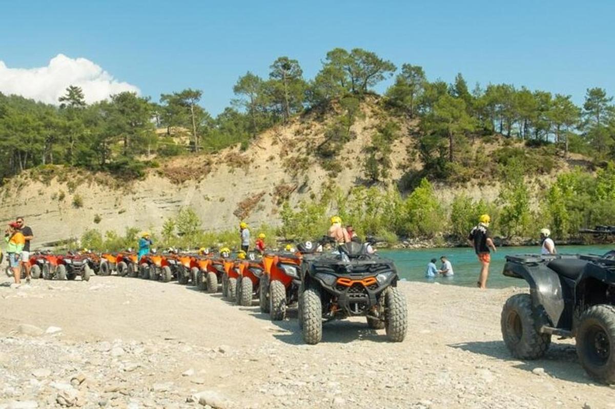 vrsta štirikolesnikov parkiranih na plaži