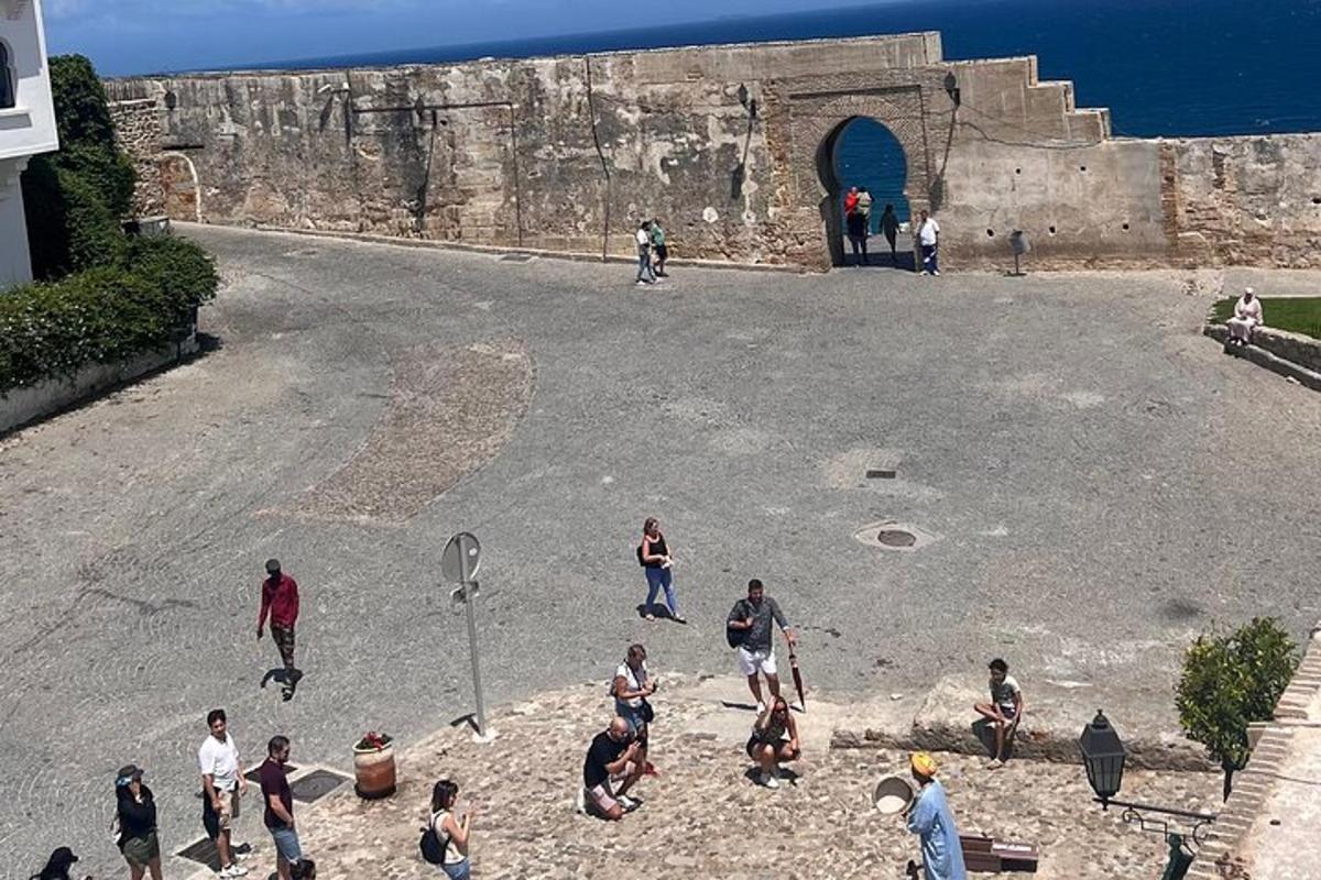 un gruppo di persone che camminano in un parcheggio