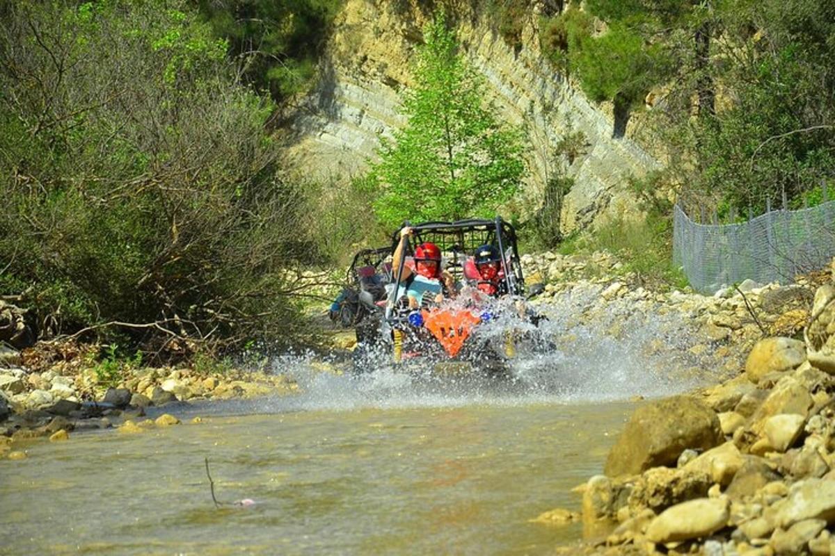 vozilo, ki se pelje skozi reko z ljudmi na njem