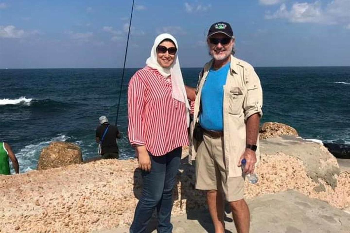 ein Mann und eine Frau stehen neben dem Meer