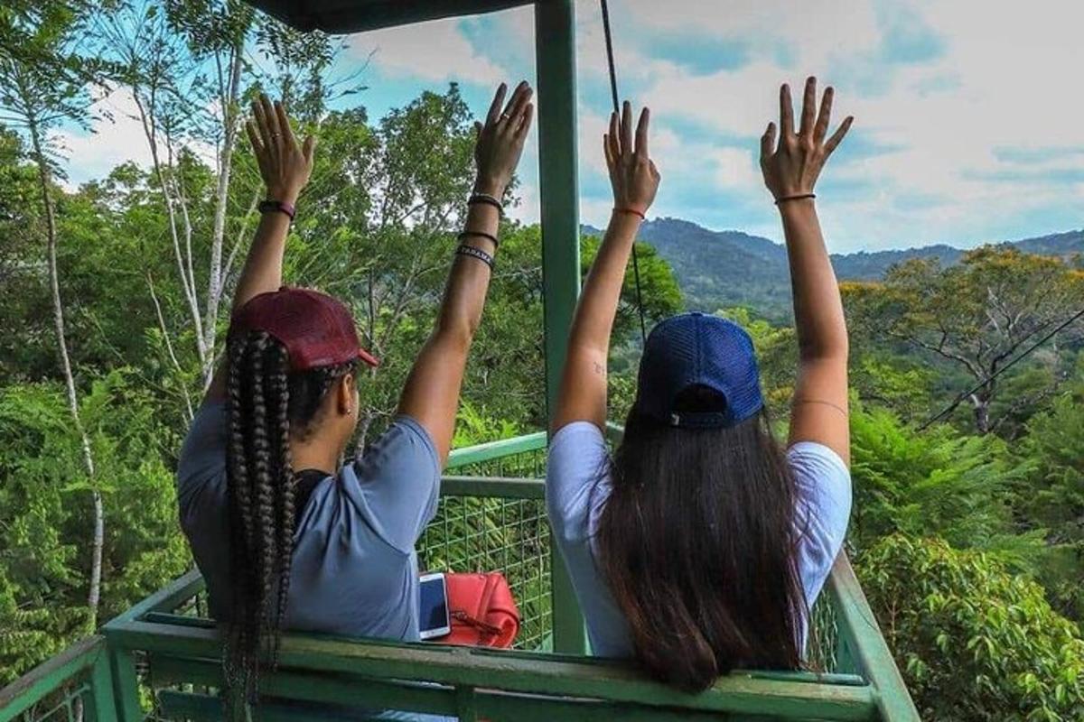 to personer på zipline i jungelen