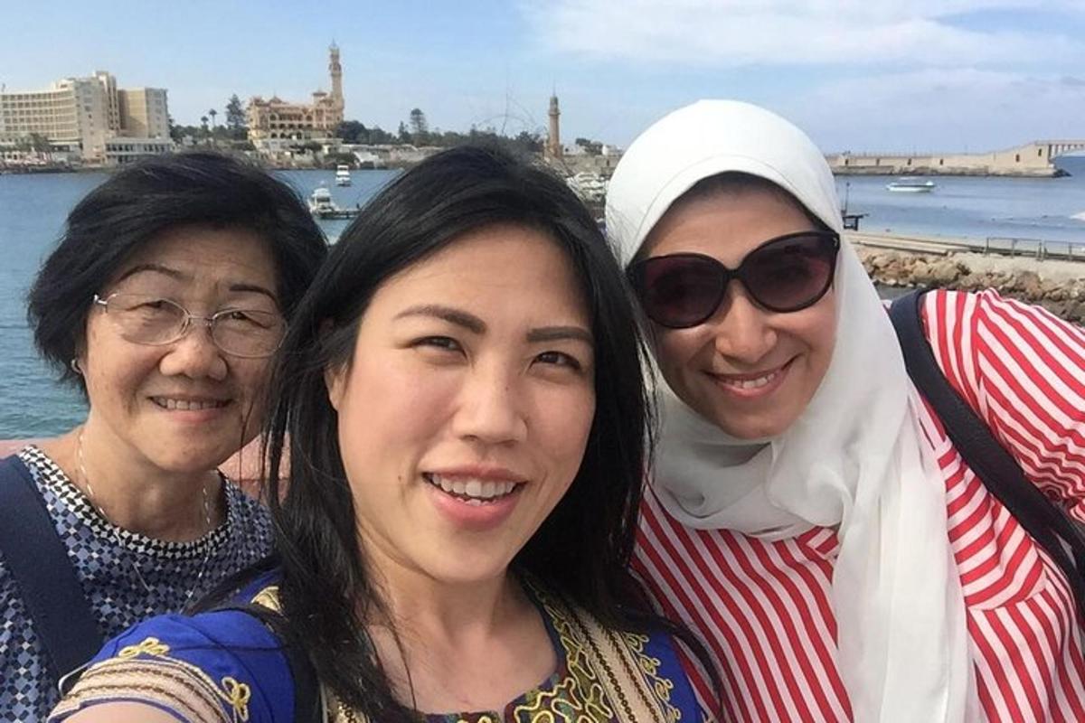 tre donne posano per una foto vicino all'acqua