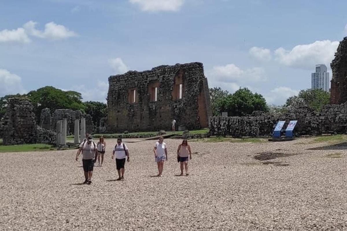 un gruppo di persone in piedi davanti a un castello