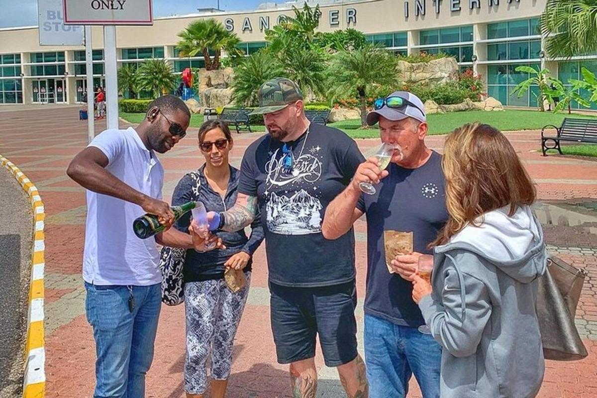 un grup de oameni care stăteau în jur și beau șampanie