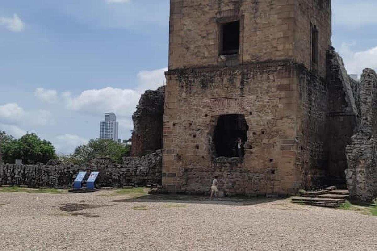 una persona in piedi davanti a un vecchio edificio in mattoni