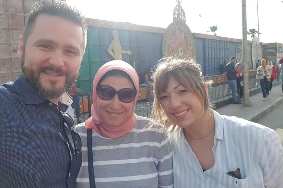 due uomini e una donna posano per una foto