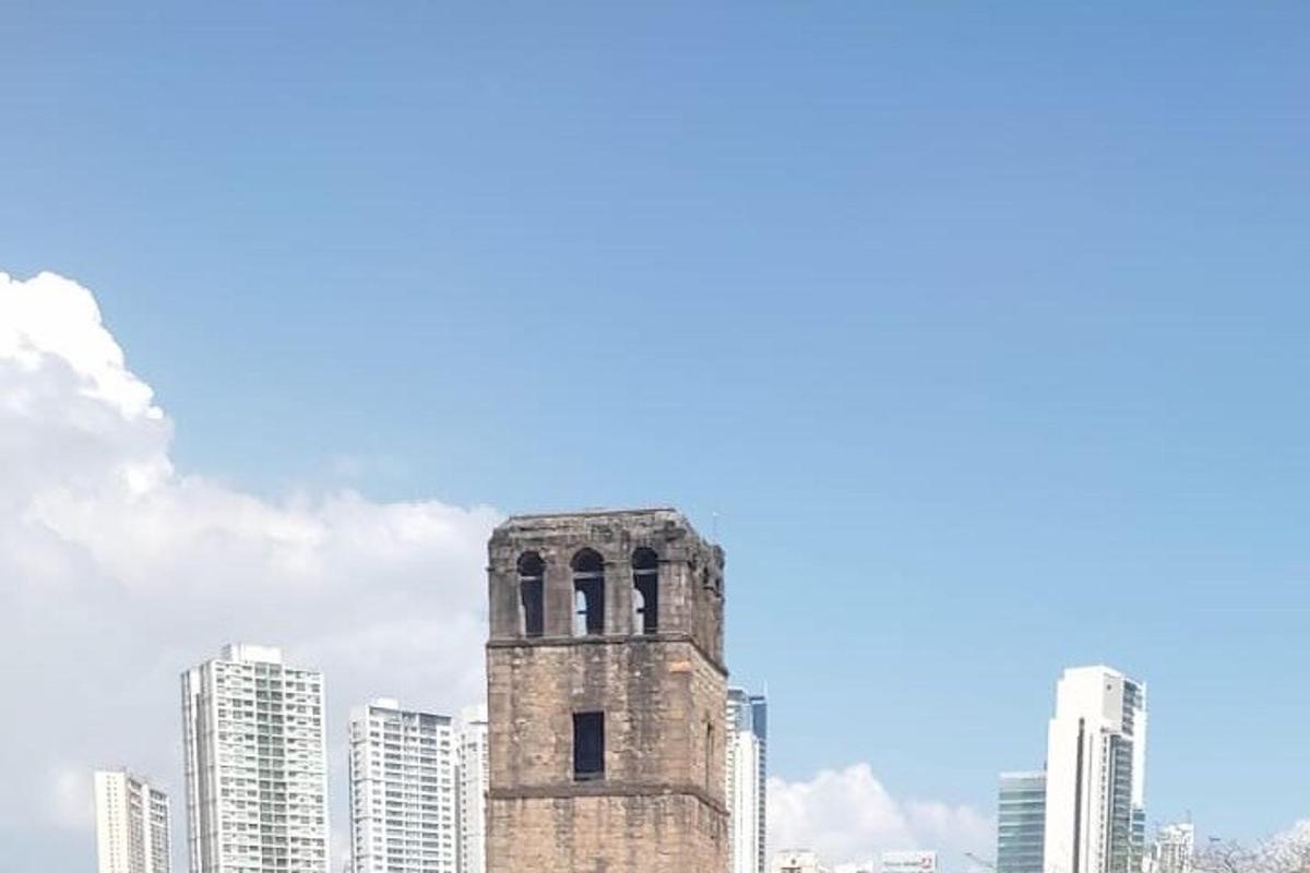 una torre alta di fronte ad alcuni edifici alti
