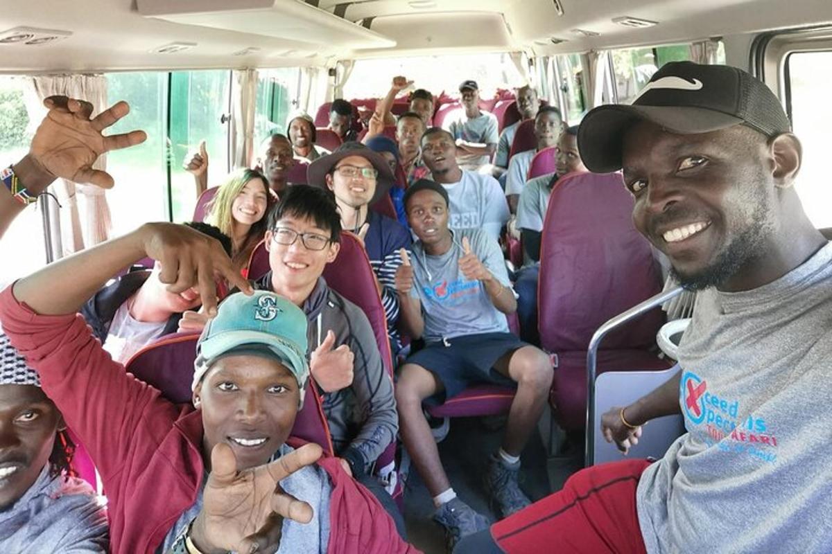 skupina lidí sedících v autobuse