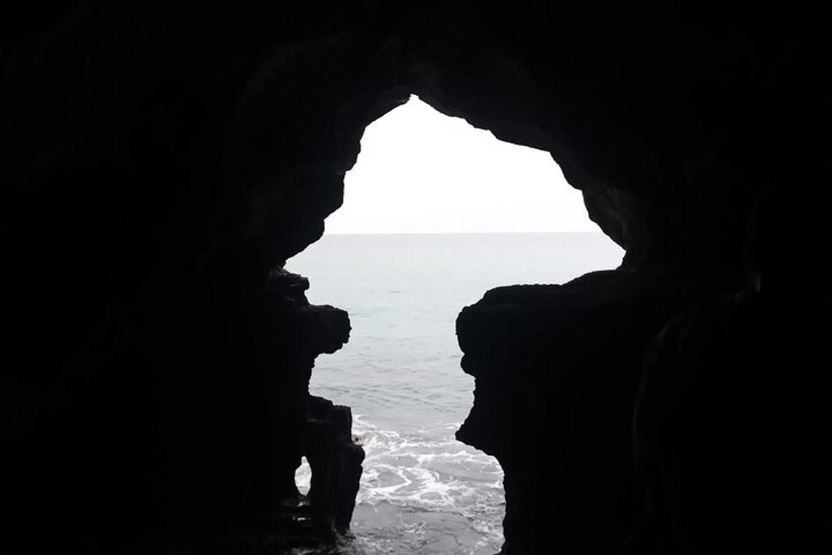 pemandangan lautan dari sebuah gua